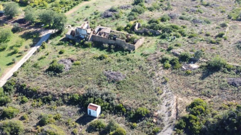 Two Country Houses to Restore on 37,500 m2 with Sea Views